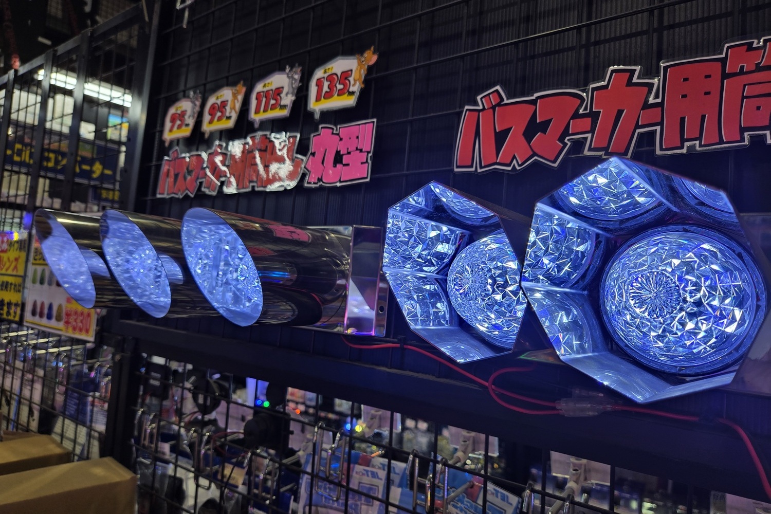 光モノパーツがぎっしり並んだトラック専門ショップの店内が眩しすぎた 〜 画像4