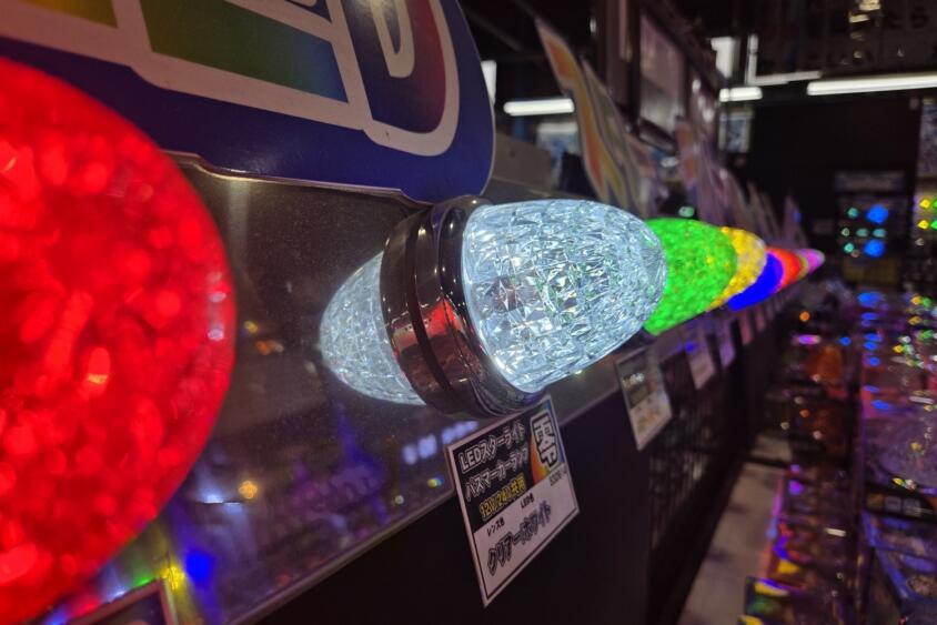 地味〜な外観と裏腹に店内はジュリアナ状態！　トラック用品店に潜入したら妖艶さがヤバい!!