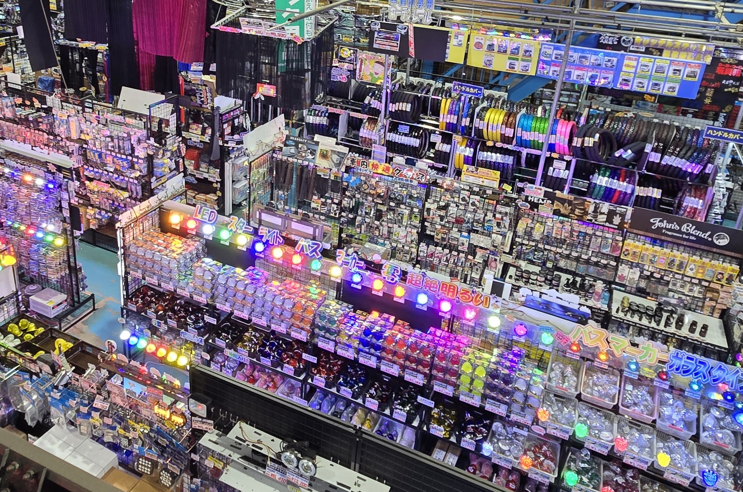 「トラックショップJET神奈川店」のLED売り場