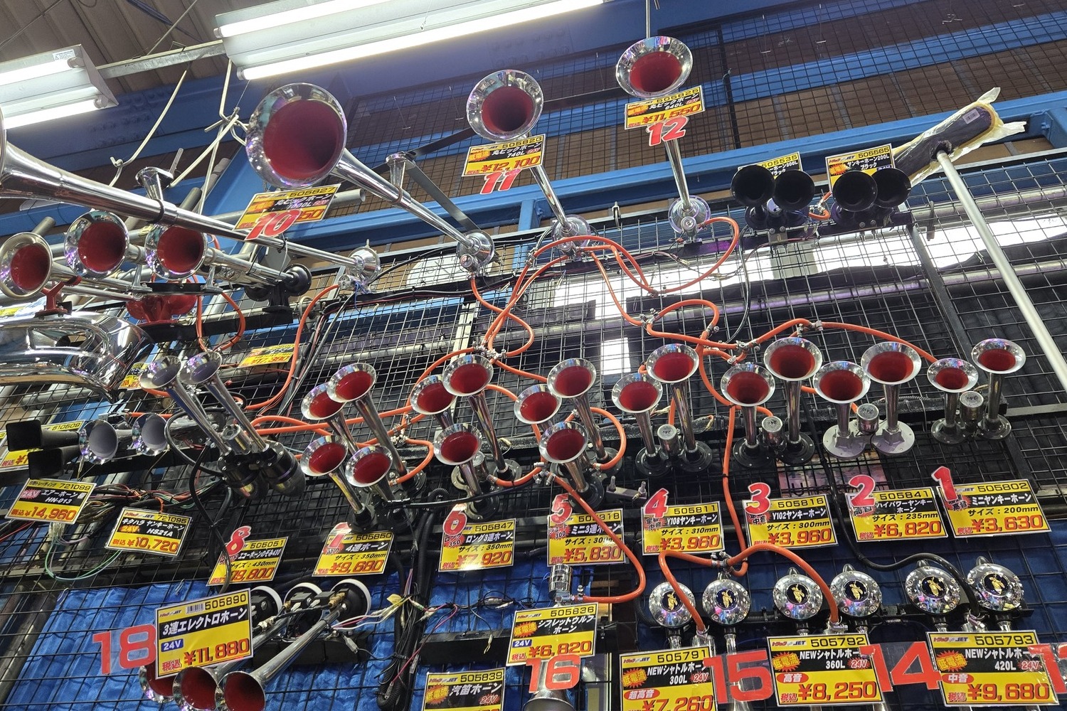 光モノパーツがぎっしり並んだトラック専門ショップの店内が眩しすぎた 〜 画像11