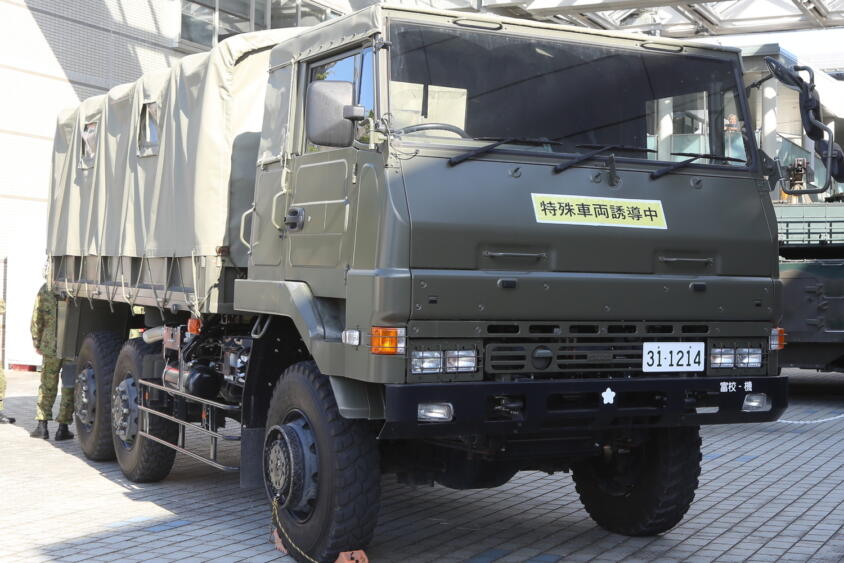 同じトラックでも自衛隊車両はひと味違うぜ！　SA･PAで見かけたらジャマにならないように観察してみたい自衛隊トラック５選