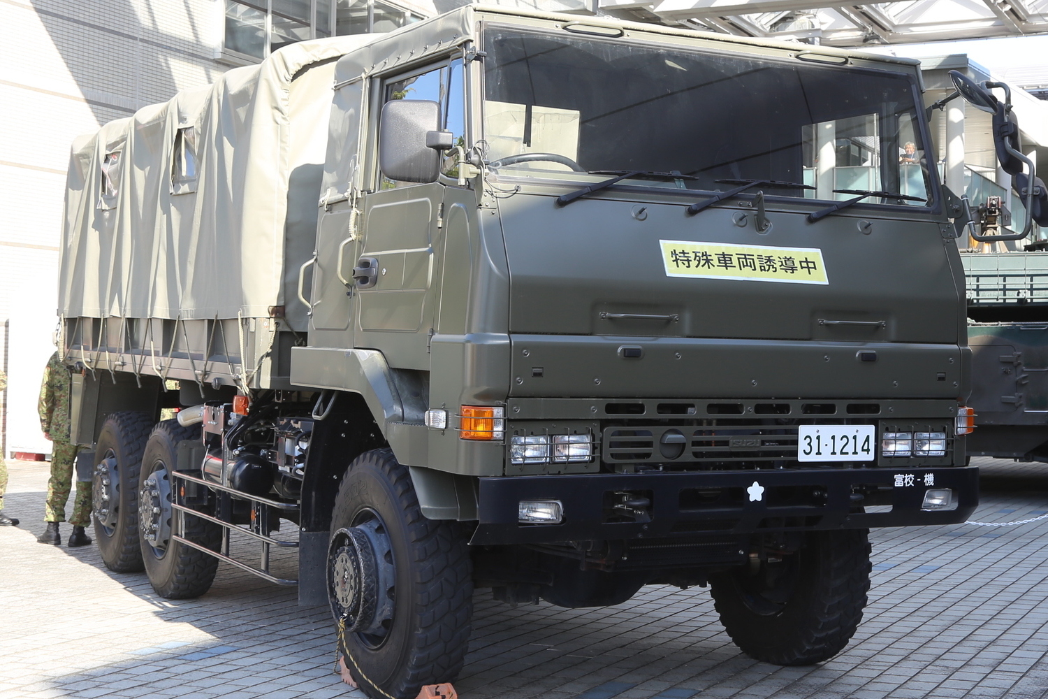高速で見かけるオリーブドラブ色のクルマの正体！　自衛隊トラックの系譜とタフすぎる設計を徹底解説