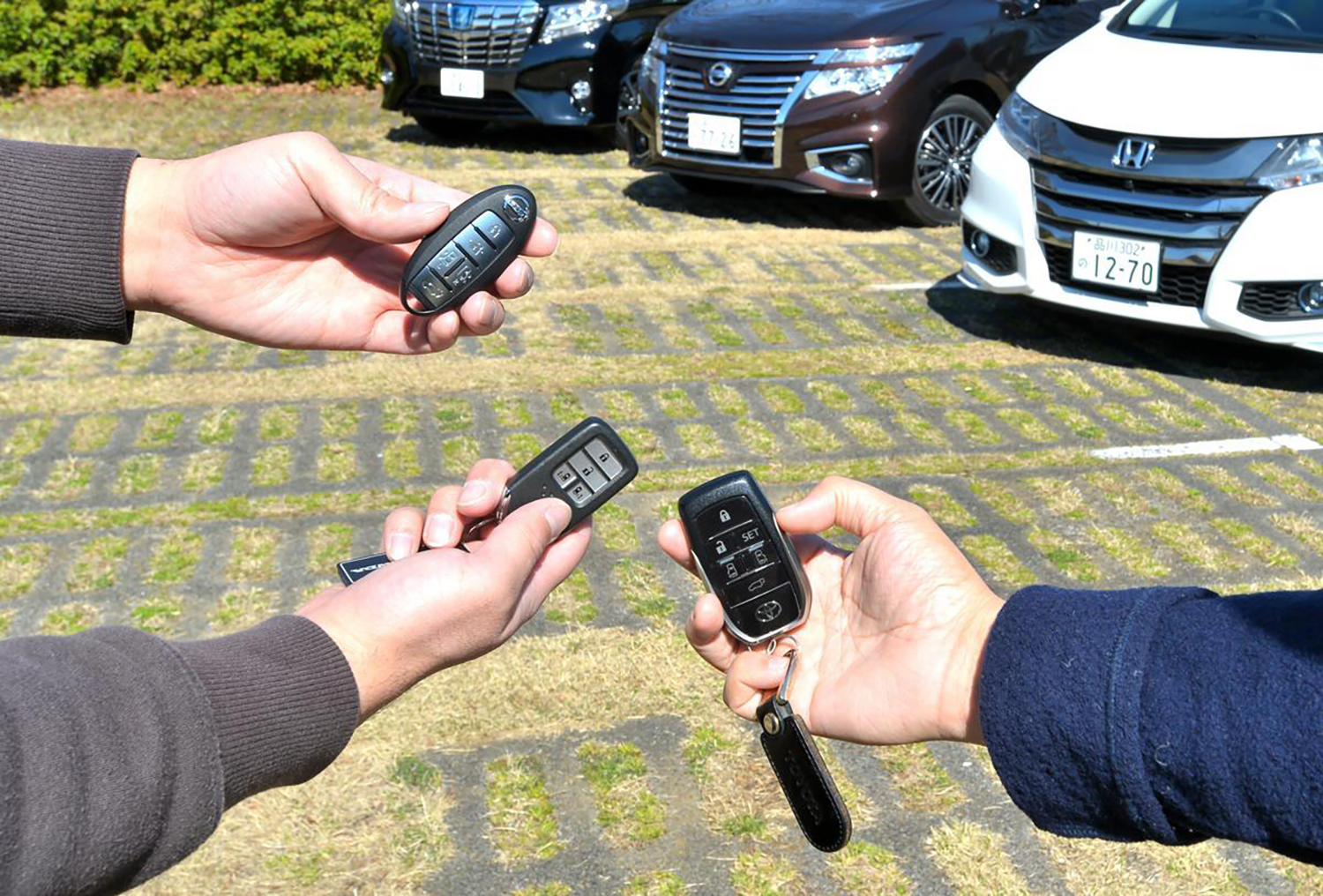 右からトヨタ、ホンダ、日産のスマートキー 〜 画像2