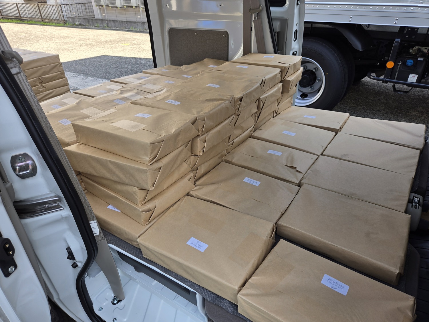 荷室に積まれたクラフト包装された荷物