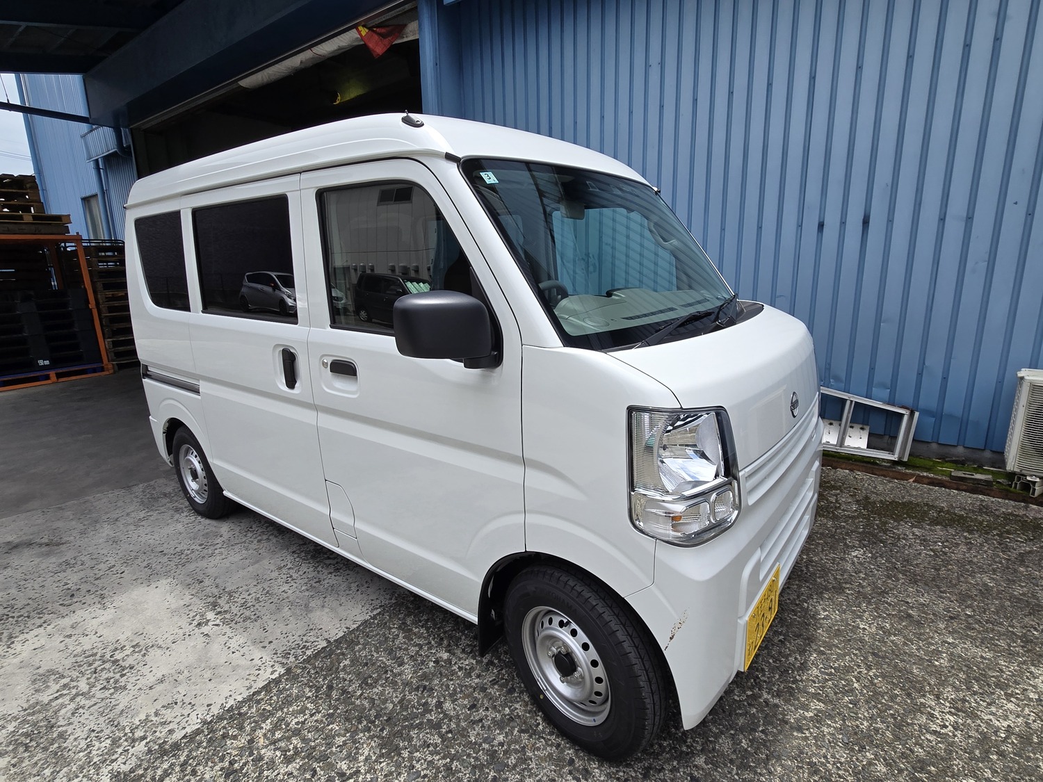 荷物を積み終えた日産クリッパー