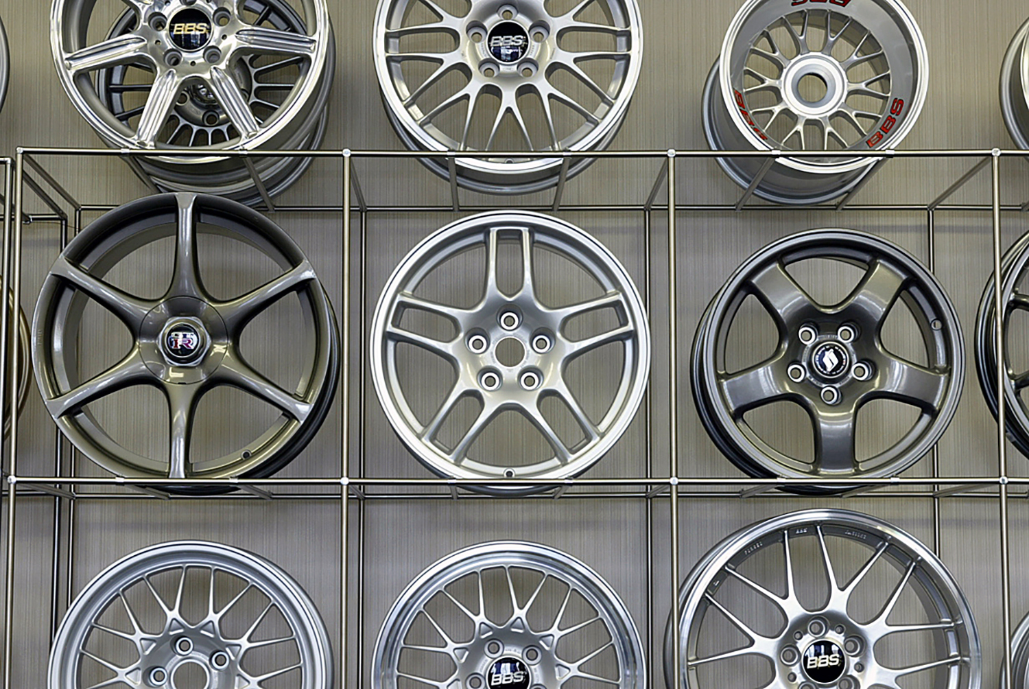 左からR34、R33、R32のホイール