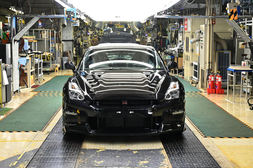 やっぱり次期型GT-Rは登場する！　R35GT-R「最後の１台」の前で社長が語った未来に日産ファン歓喜!!