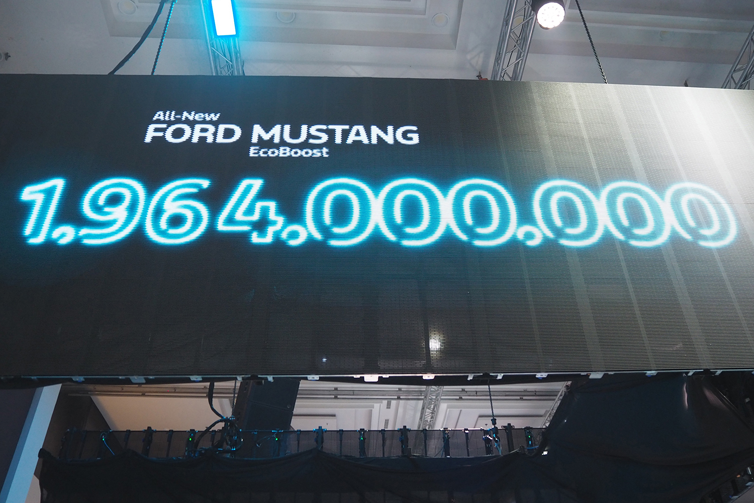 GIIAS2025でのフォード・マスタングの価格発表シーン