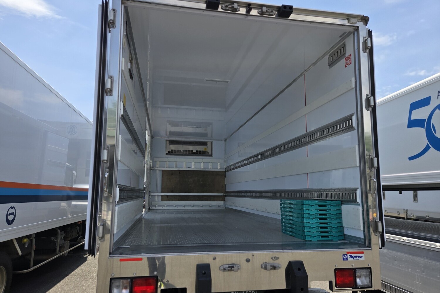 荷室を全開にして甲羅干しをするトラック 〜 画像8
