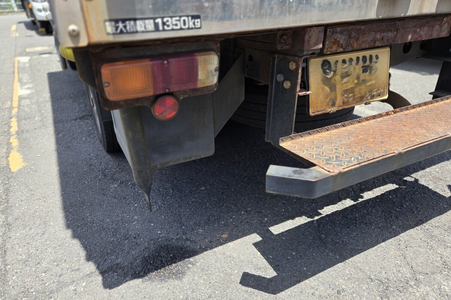 荷室の後部が赤茶色に変色したトラック 〜 画像9