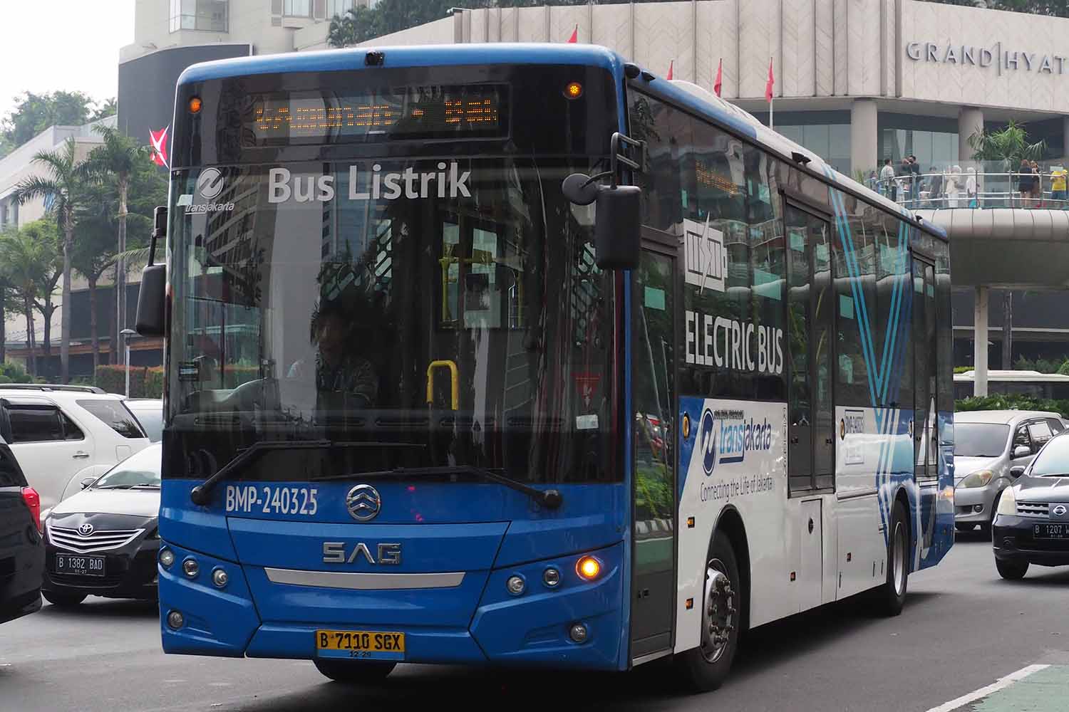 インドネシアで公共交通機関の電動化が進んでいる
