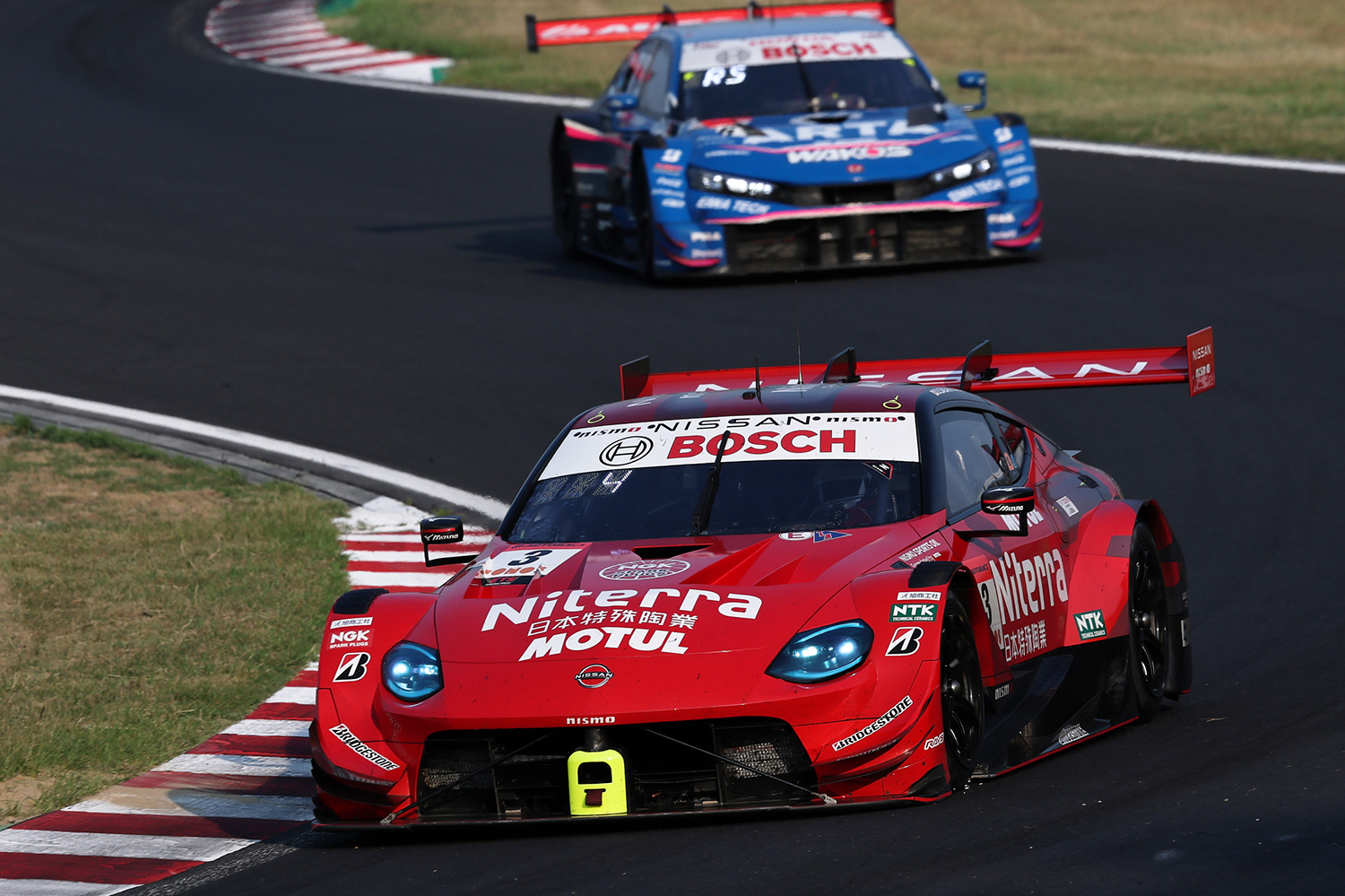 16号車ARTAと23号車MOTUL AUTECH Z