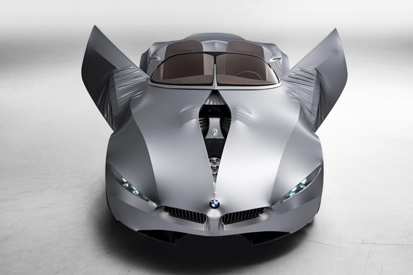 ドアを開けるとシワッシワ！　布製ボディってどういうこっちゃ？　奇才クリス・バングルが作ったBMW「ジーナ」が謎すぎるコンセプトカーだった