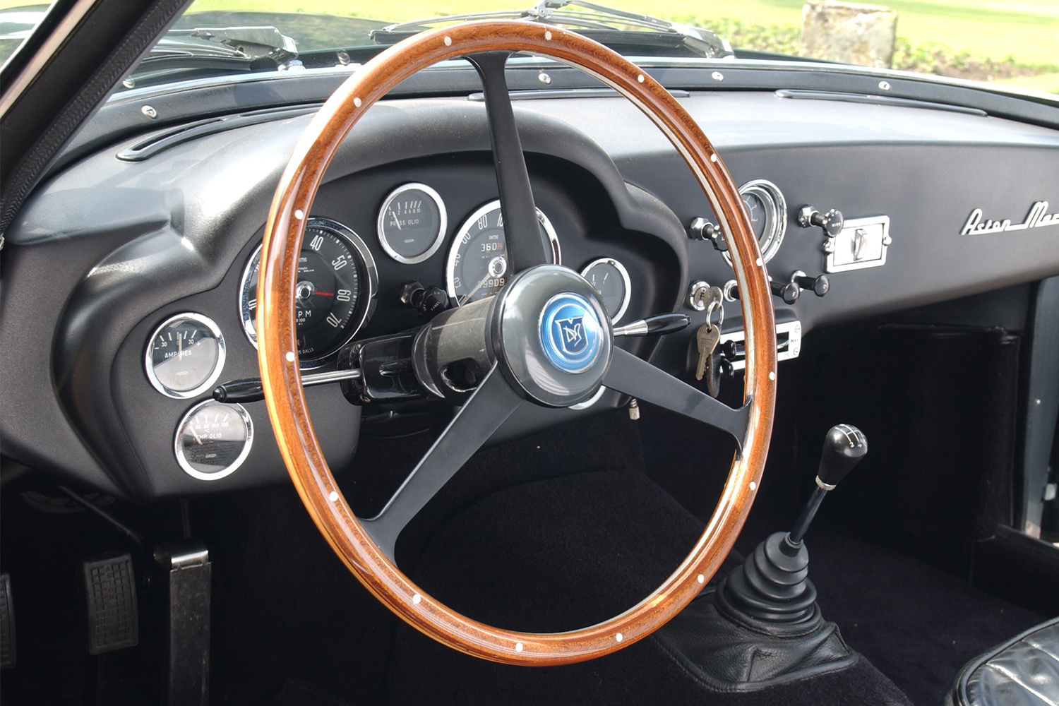 アストンマーティンDB4GTザガートの車内