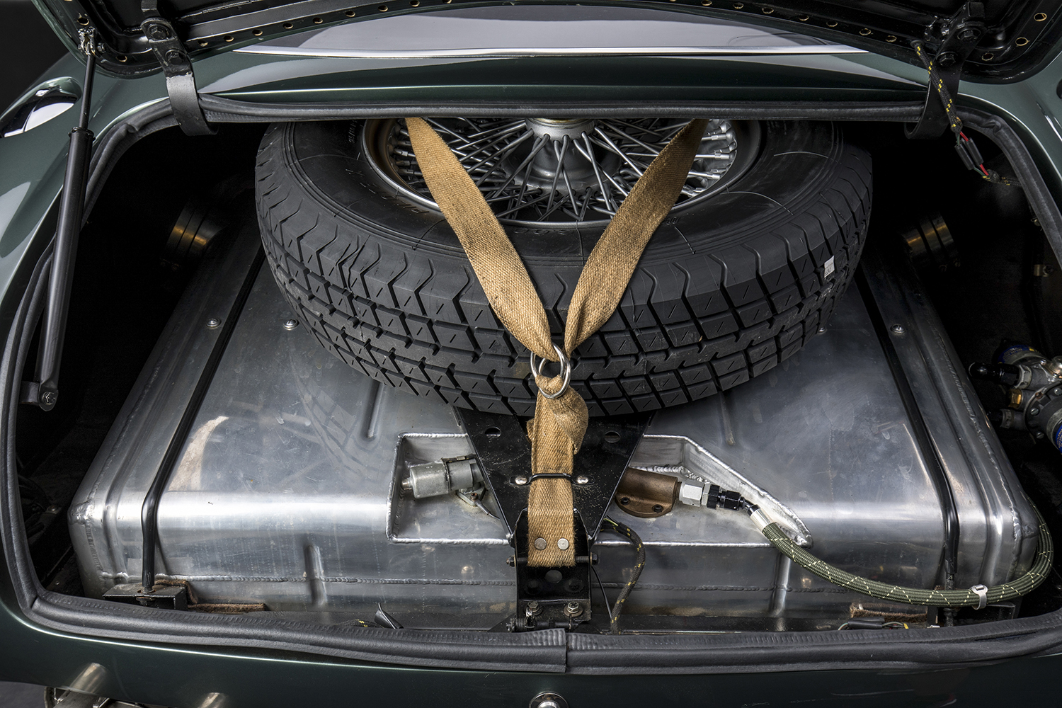ニセモノ以上ホンモノ未満な珍車「DB４GTザガート・サンクションII＆III」誕生秘話 〜 画像8