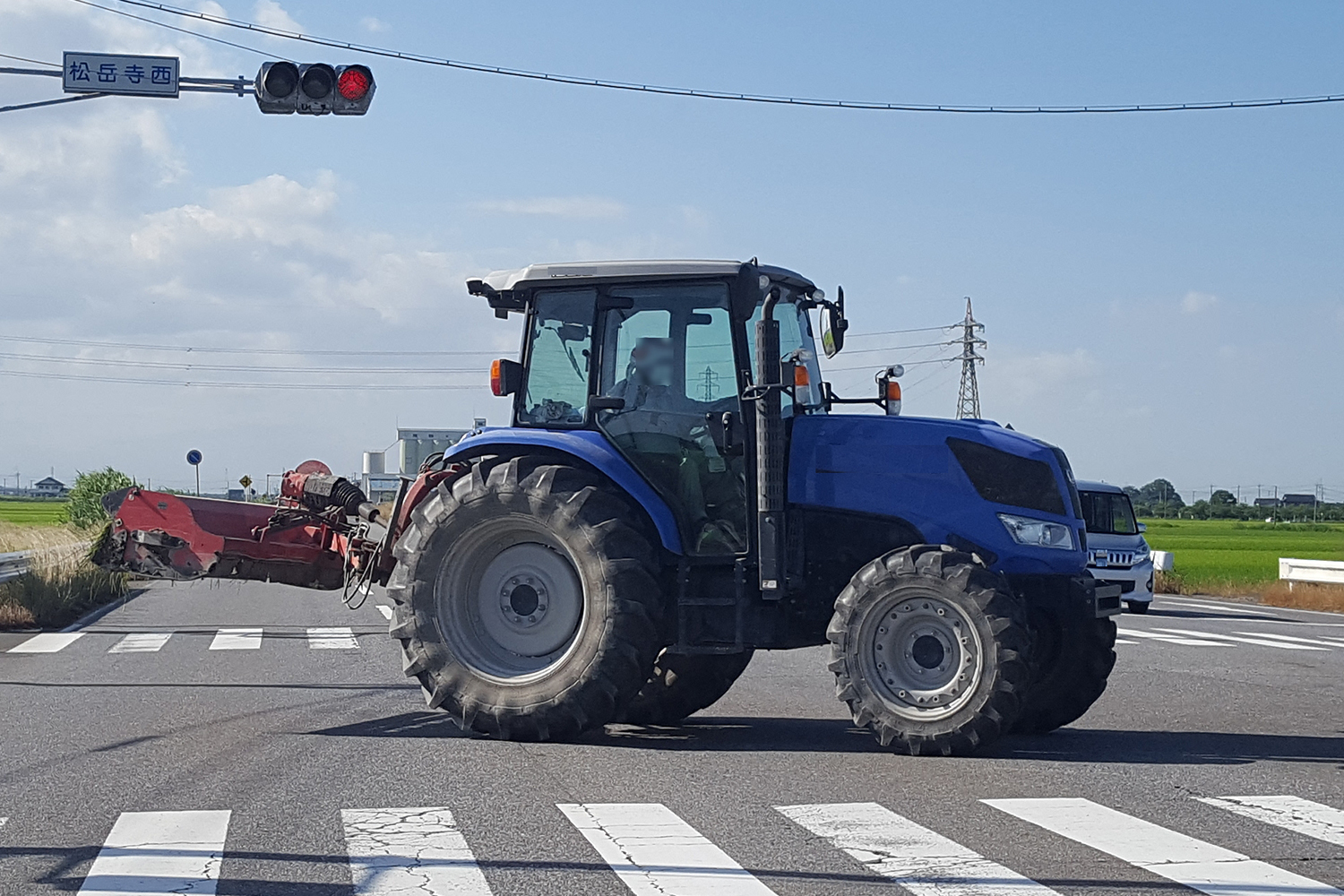 公道を走るトラクター