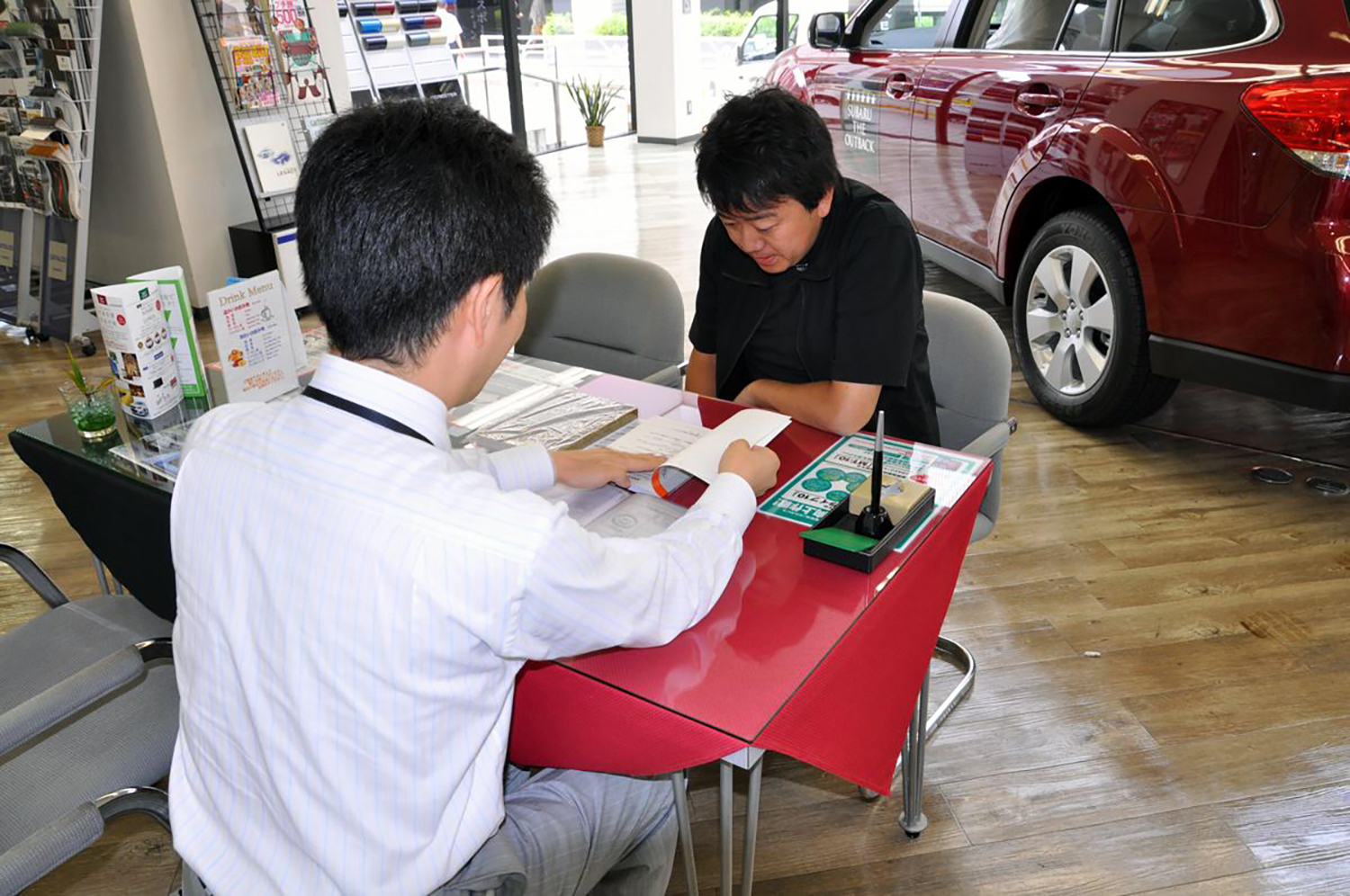 新車ディーラーのスタッフのイメージ