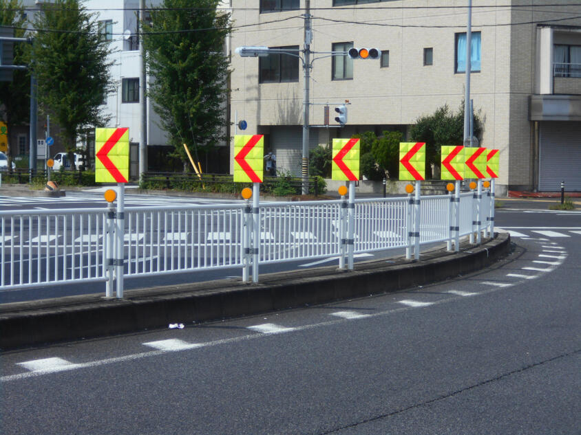 不要な知識かもしれないけどぜひとも同乗者にドヤってくれ！　道路で見かける「視線誘導標」の名称と役割を知ればもっとドライブが楽しくなる!!