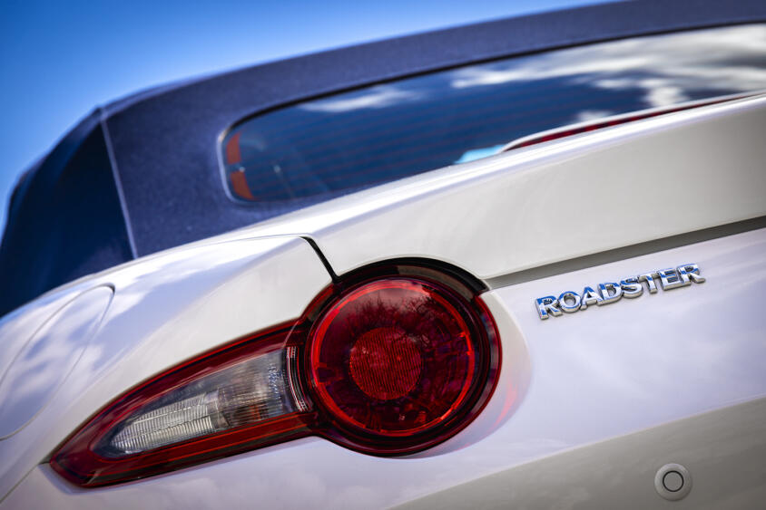 「デミオがMAZDA2」「アクセラがMAZDA3」なのになぜ「ロードスターがMX-5」にならない？　日本市場でロードスターがロードスターのままなワケ
