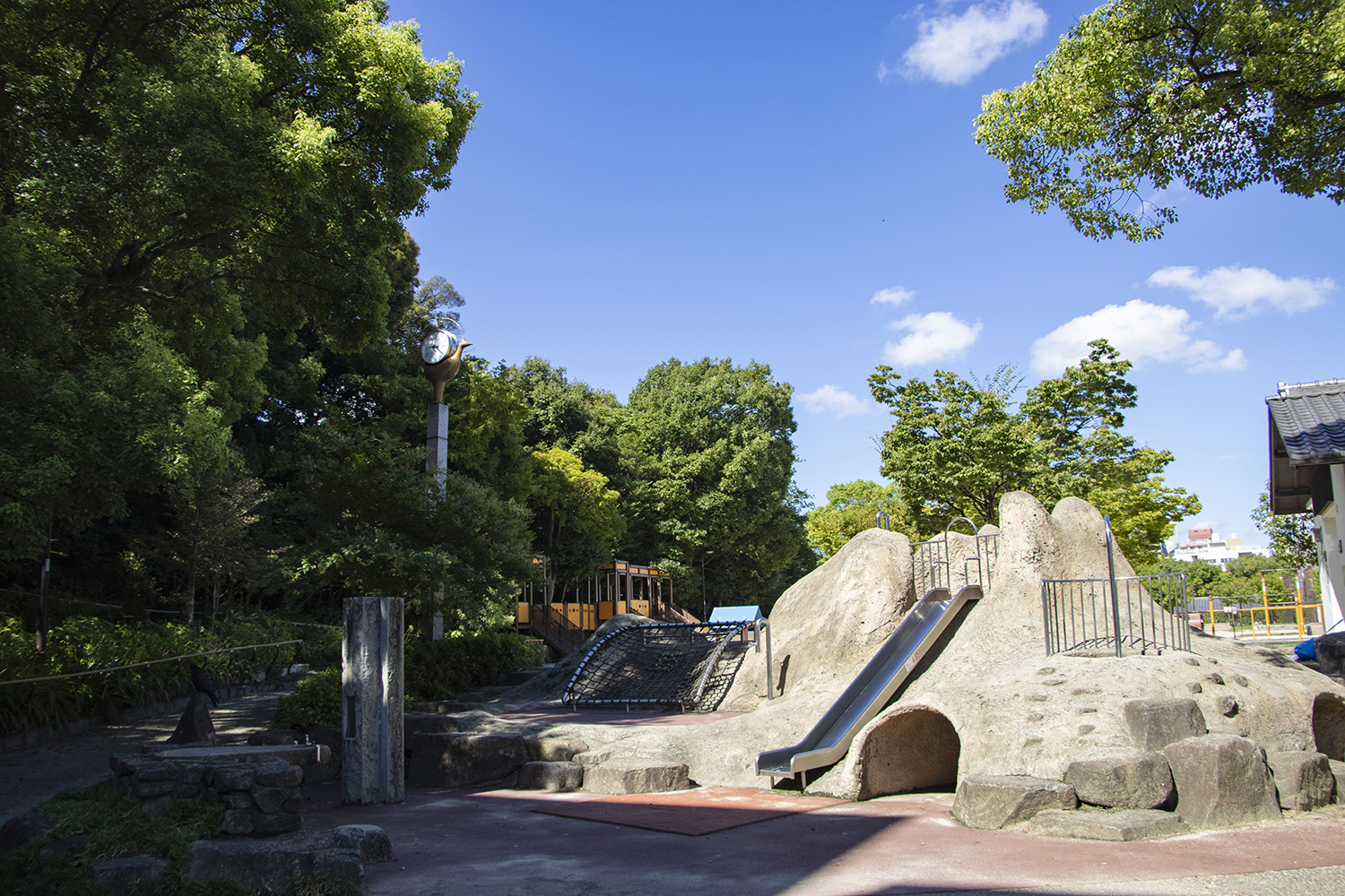 日中の公園のイメージ