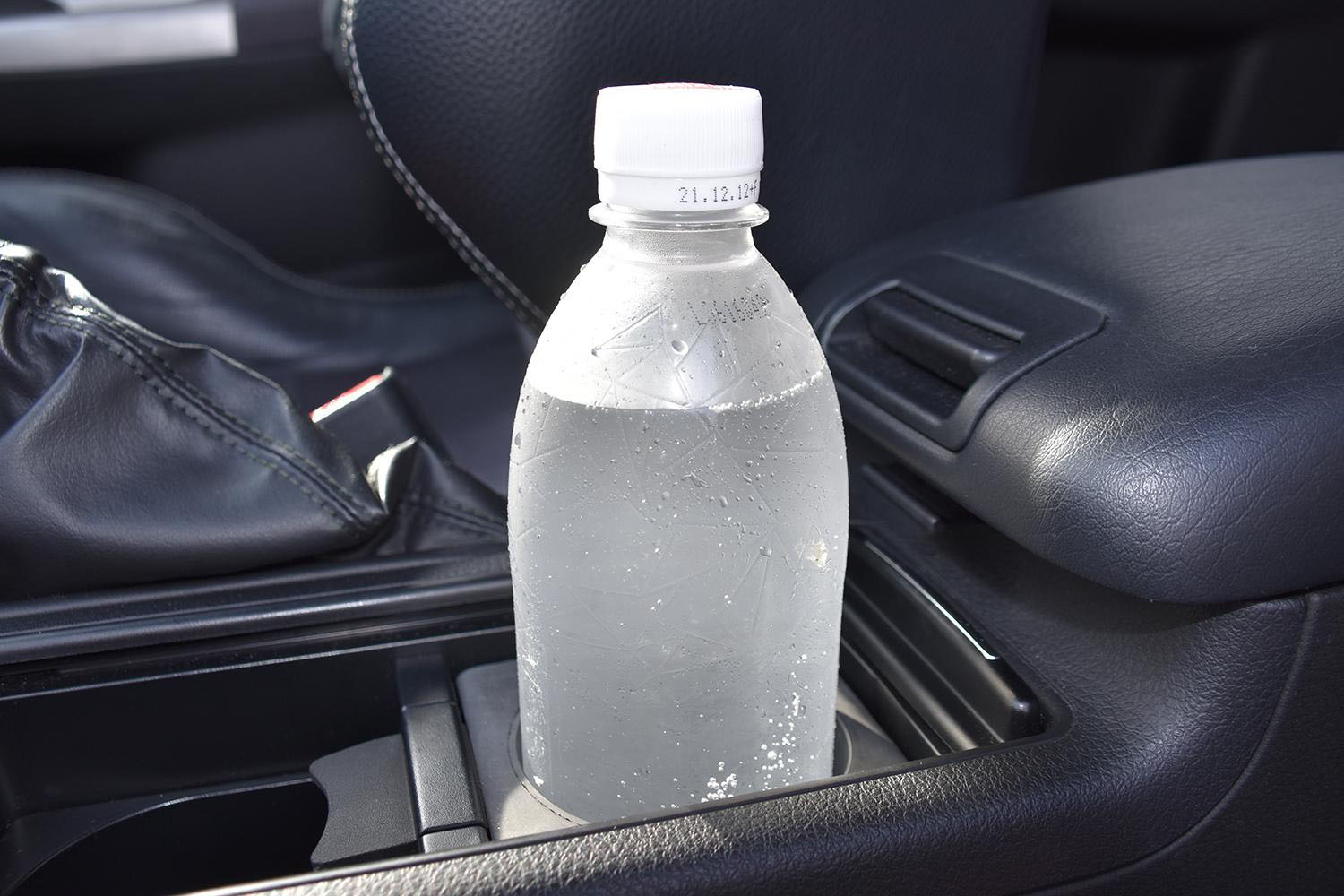 車内に置かれた炭酸水のイメージ 〜 画像7
