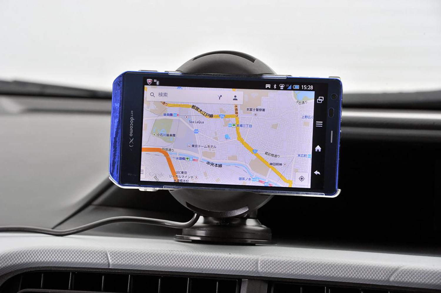 車内に設置したスマートフォン