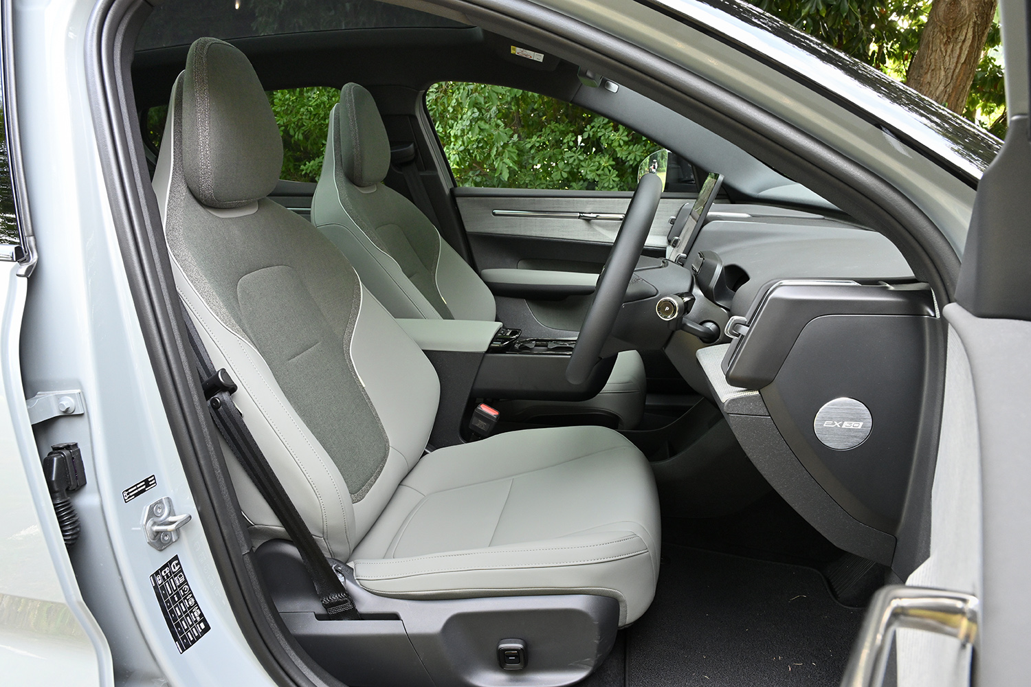 ボルボEX30 CROSS COUNTRYの車内 〜 画像38