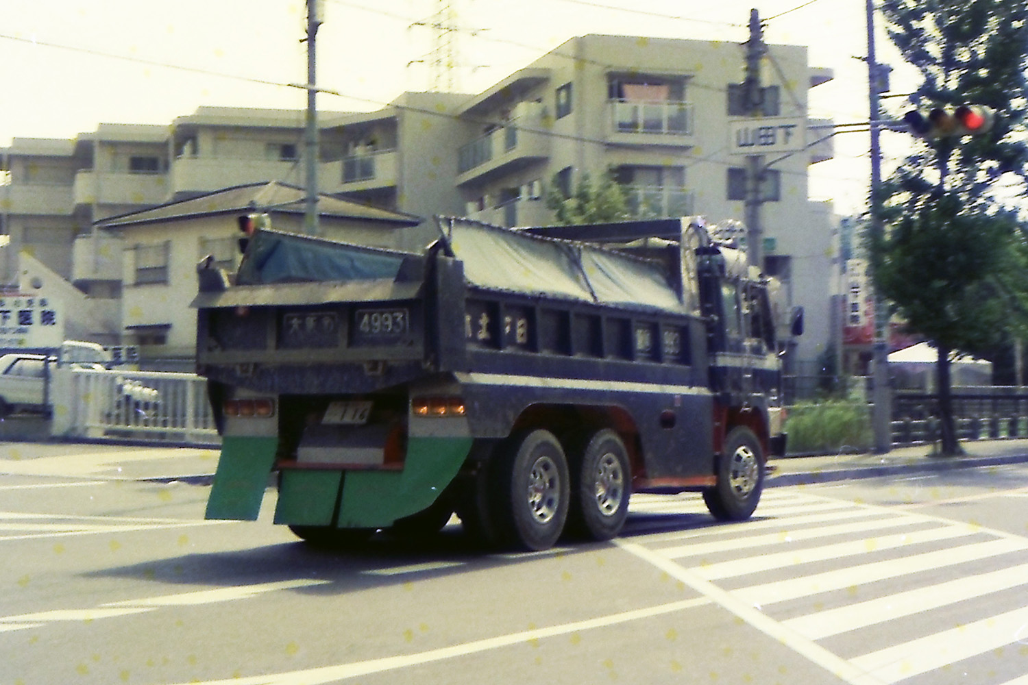 街なかを走行している「ダンプカー」