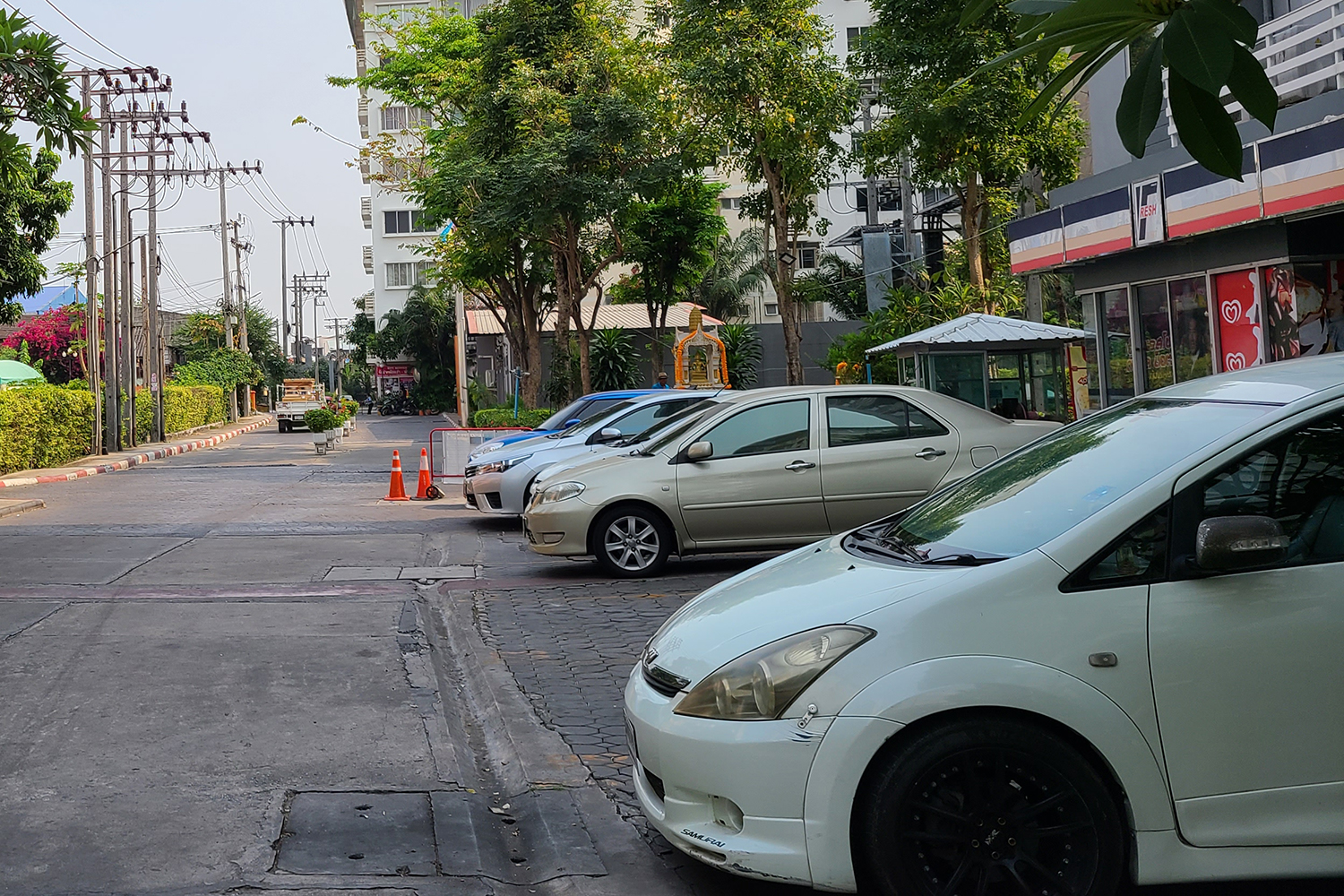 「前向き駐車」が主流だった欧米も日本式「バック駐車」が増えていた 〜 画像4