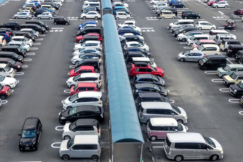 駐車場の形式は一緒なのになんで国によって駐車の向きが違う？　「前向き」「後ろ向き」が決まる要因とは