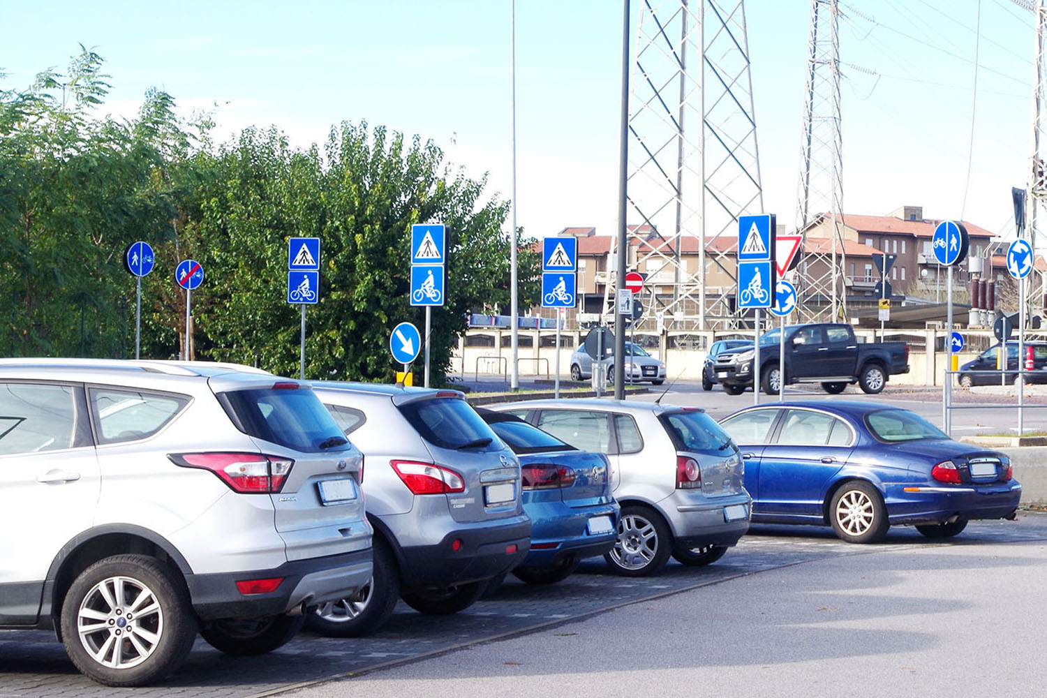 「前向き駐車」が主流だった欧米も日本式「バック駐車」が増えていた 〜 画像10