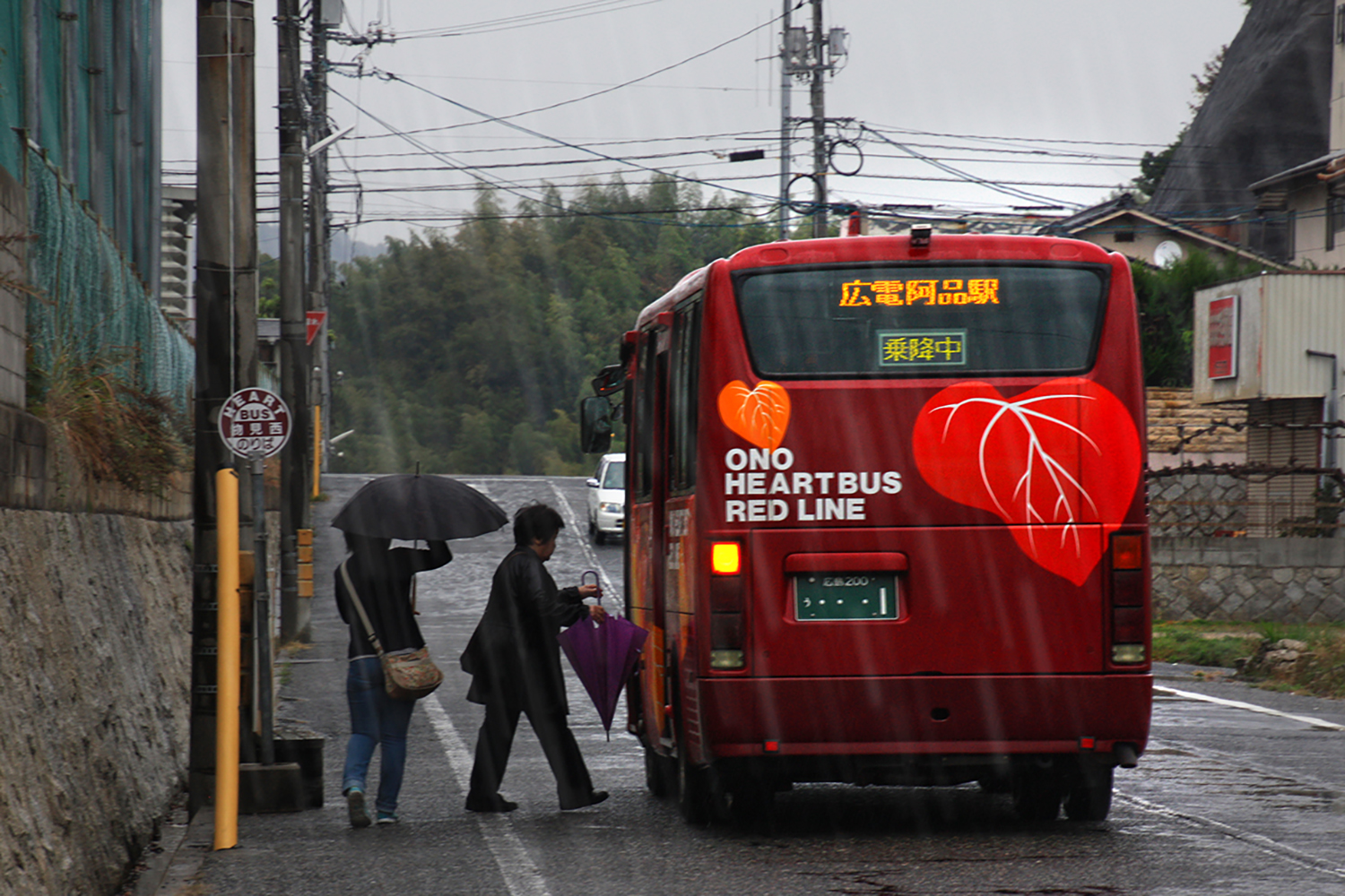 バス停に停車している路線バス