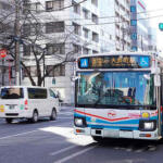 【画像】遅そうだし前も見えなくなるし「前には入れん！」で反則金6000円!!　路線バスの発進を妨害するのは違反行為だった 〜 画像2