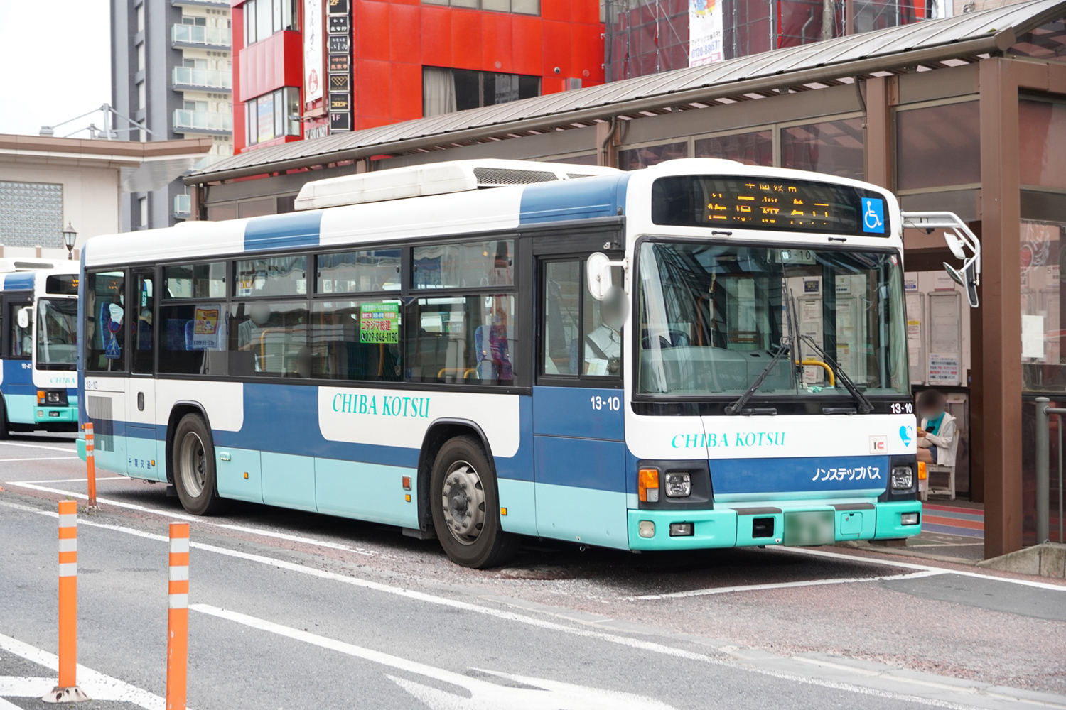 バス停に停車している路線バス