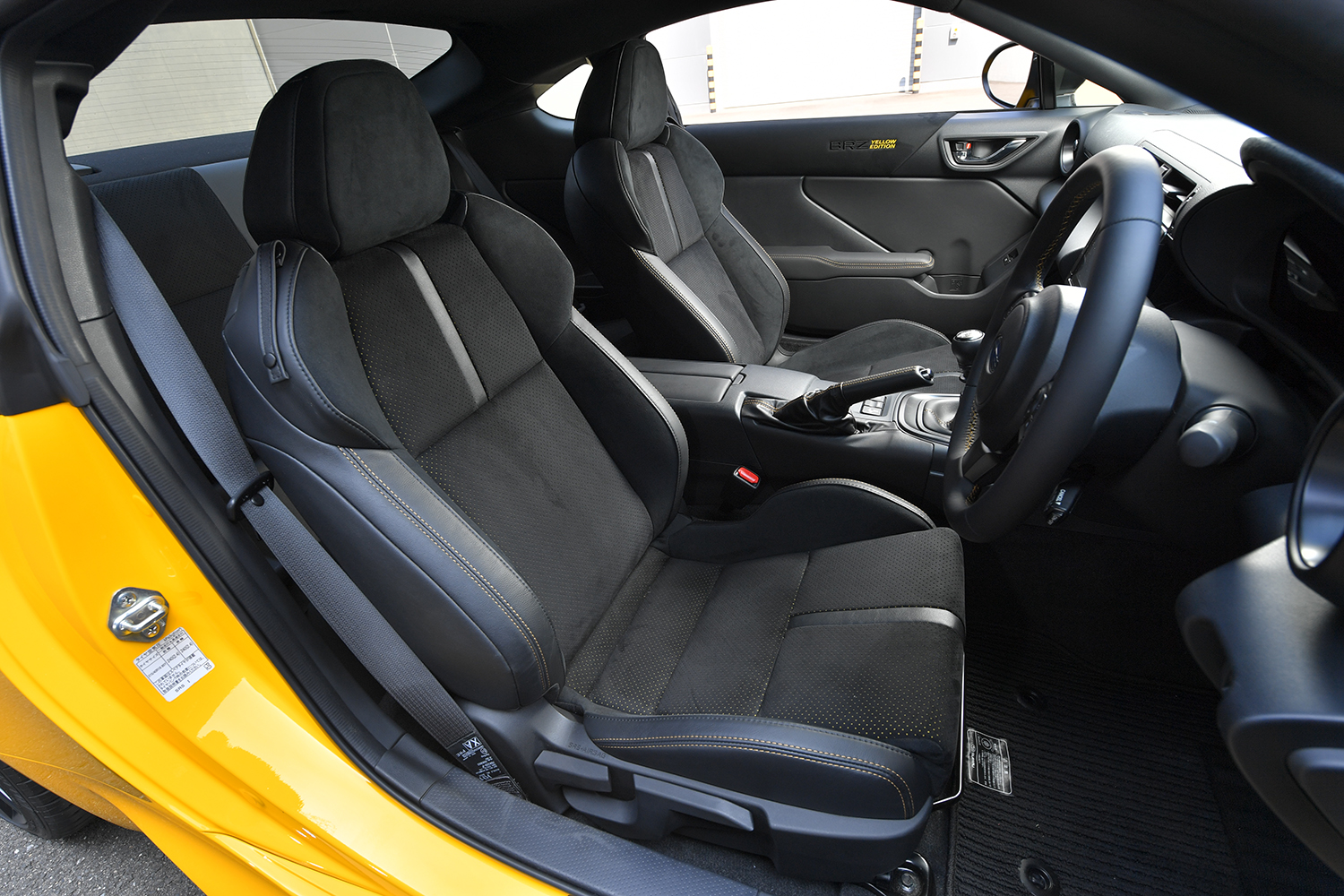 スバルBRZ STI Sport イエローエディションのインテリア