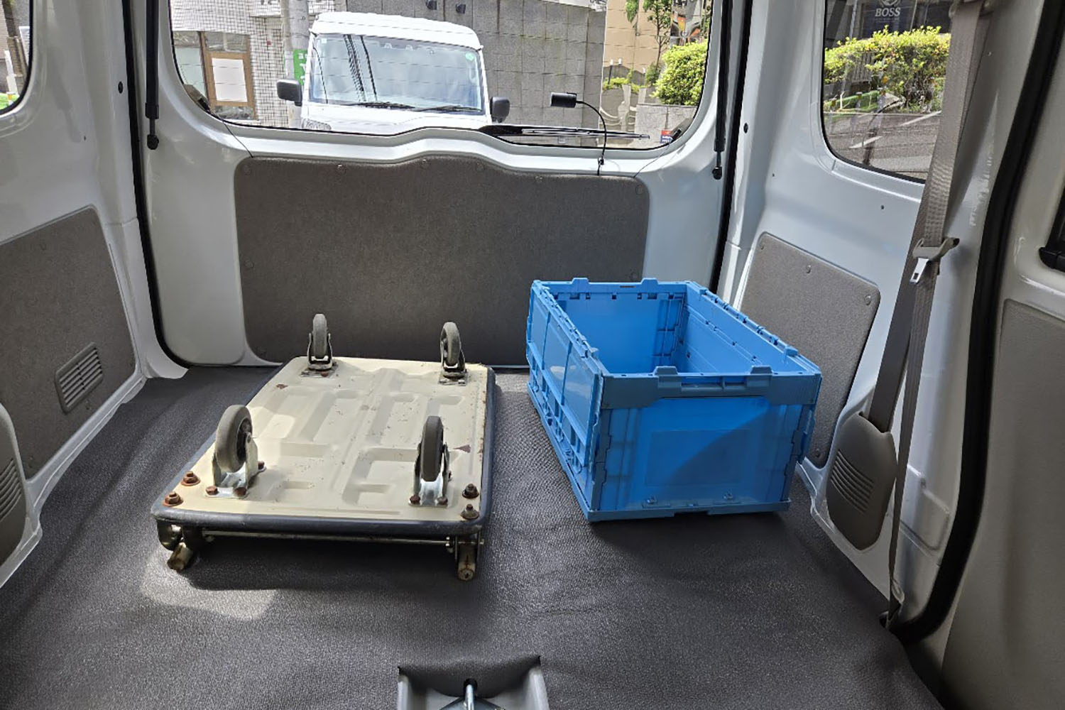 フリーペーパーの配達が終わって積み荷が空になった軽バン 〜 画像3