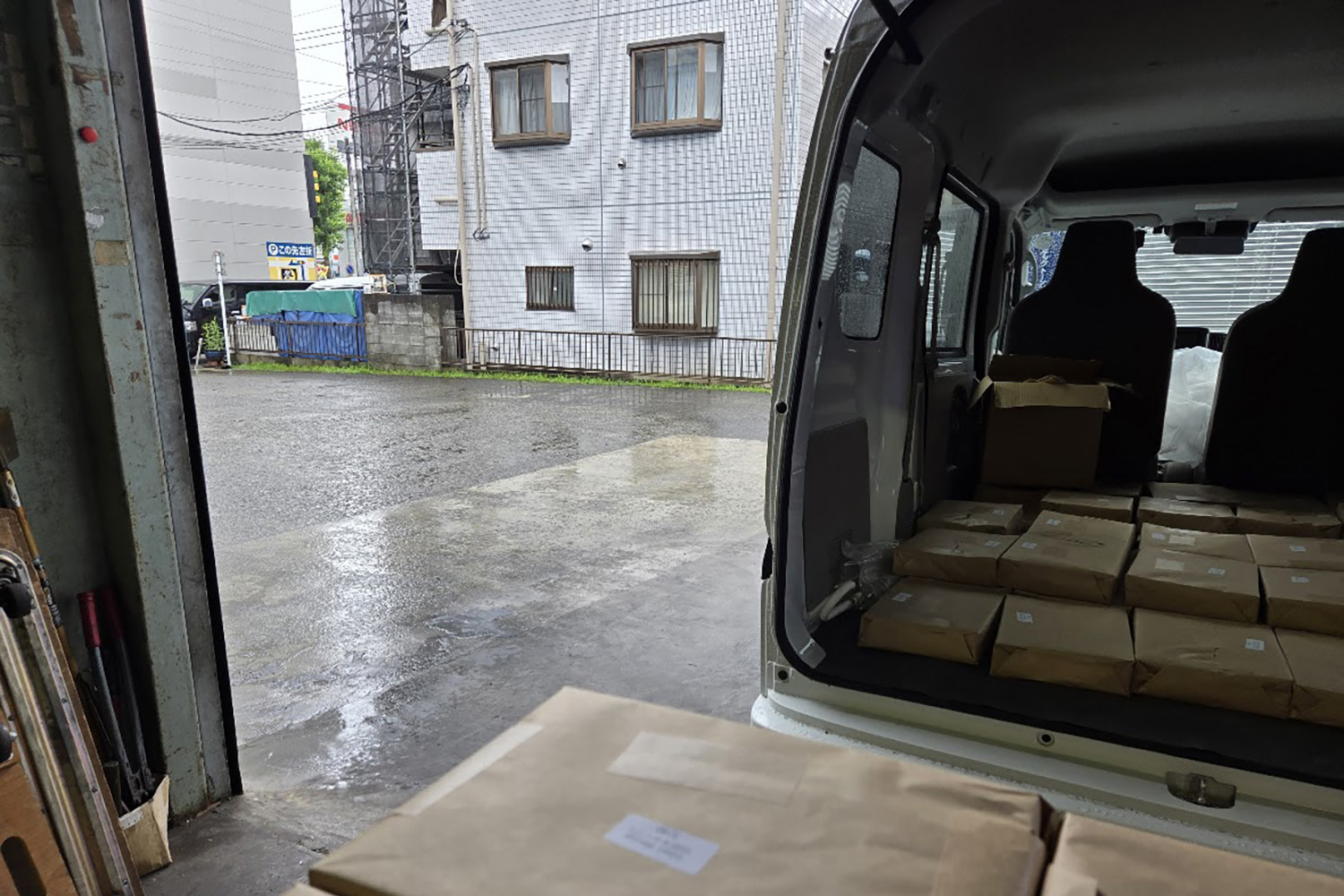 配達荷物の積み込み