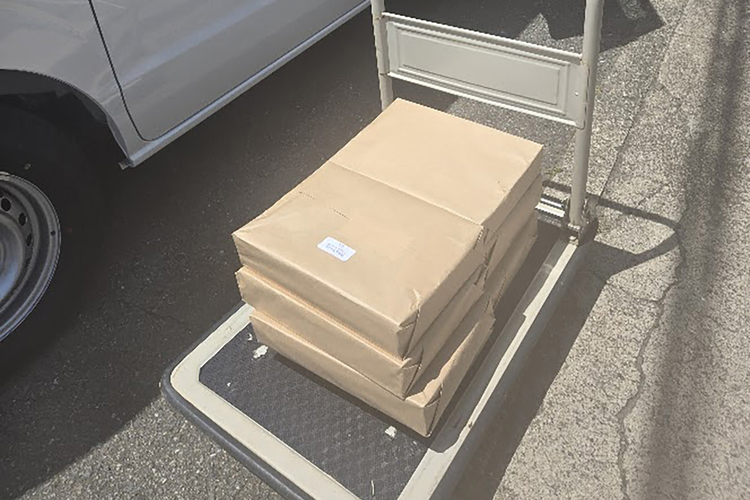 配送のために台車に積み替えられた荷物