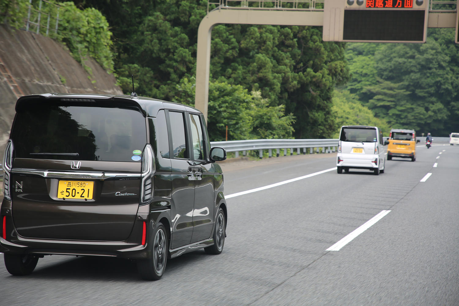 高速道路を走る軽自動車 〜 画像4