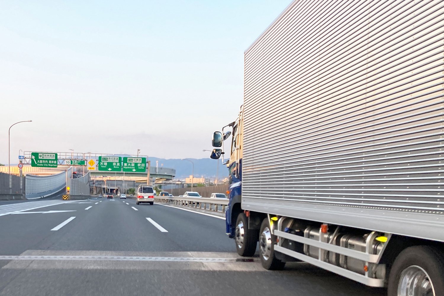 高速道路を走るトラック