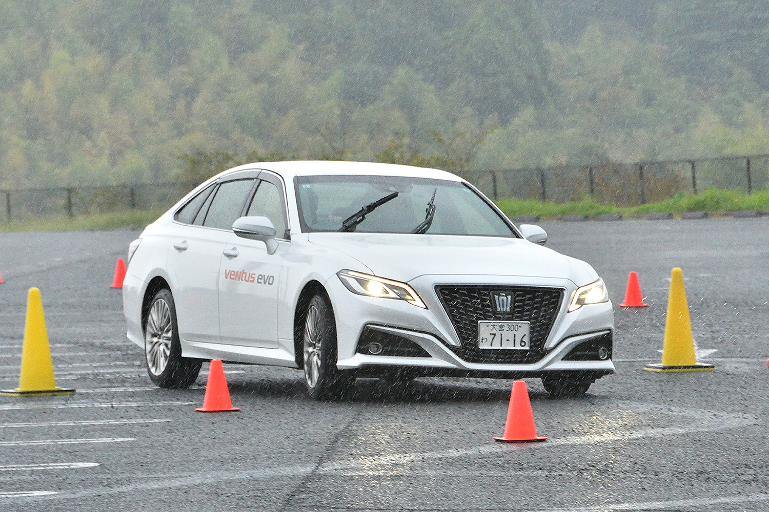 ハンコックVentus evoを履いたトヨタ・クラウンのスラローム走行 〜 画像75