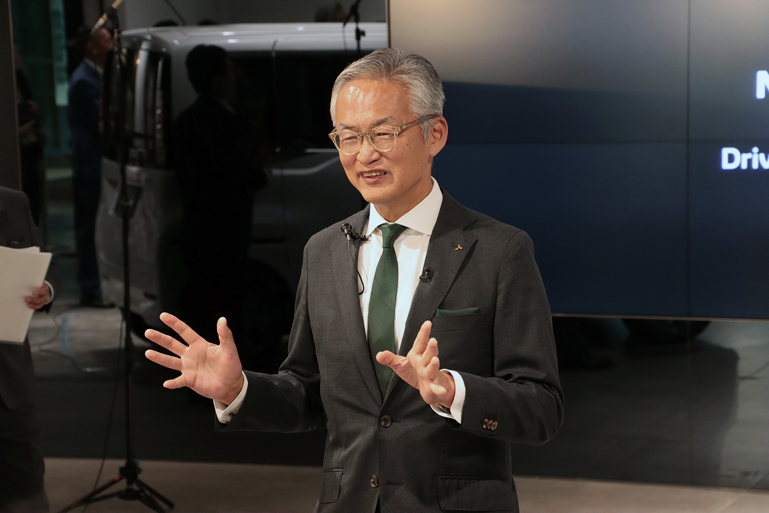 三菱自動車工業の中村達夫営業担当副社長