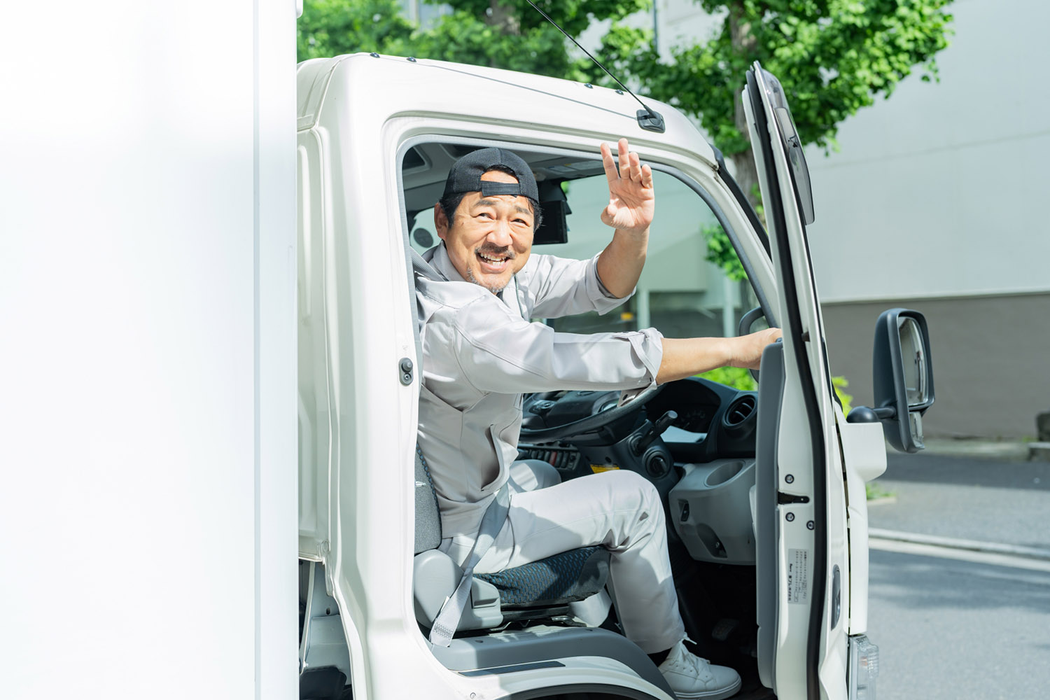 陽気な男性のトラックドライバー