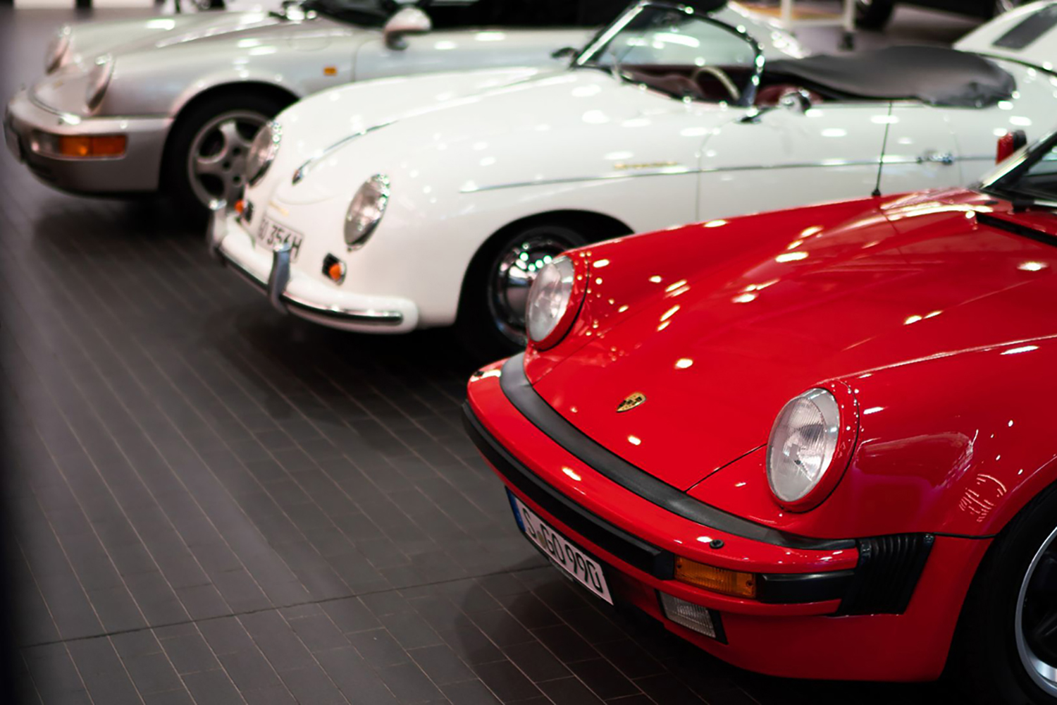 並べられたポルシェ911と356 〜 画像5