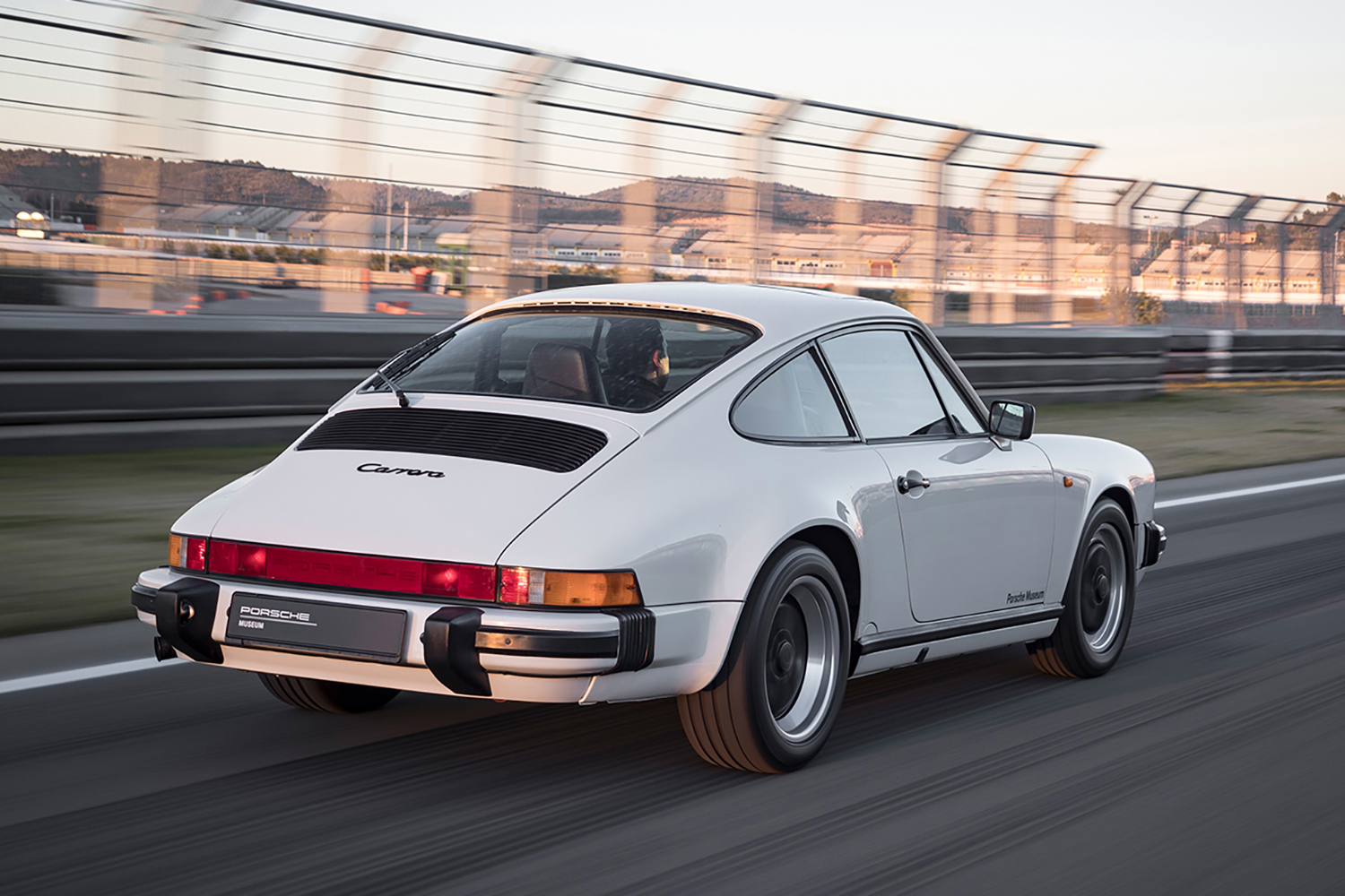 ポルシェ911の走行シーン 〜 画像16
