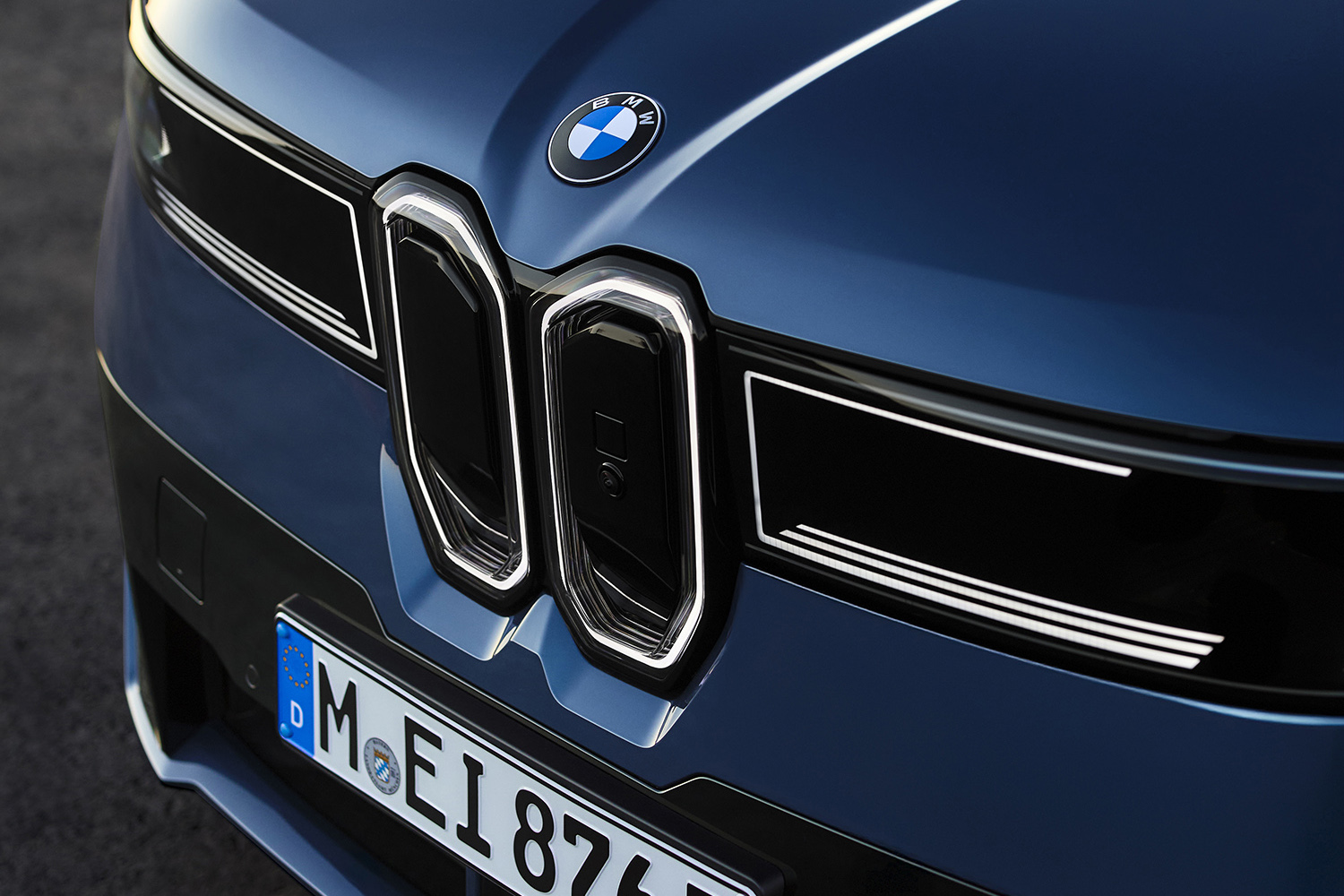 小さくなったキドニーグリルに賛否両論のBMW iXをデザインのプロが斬る
