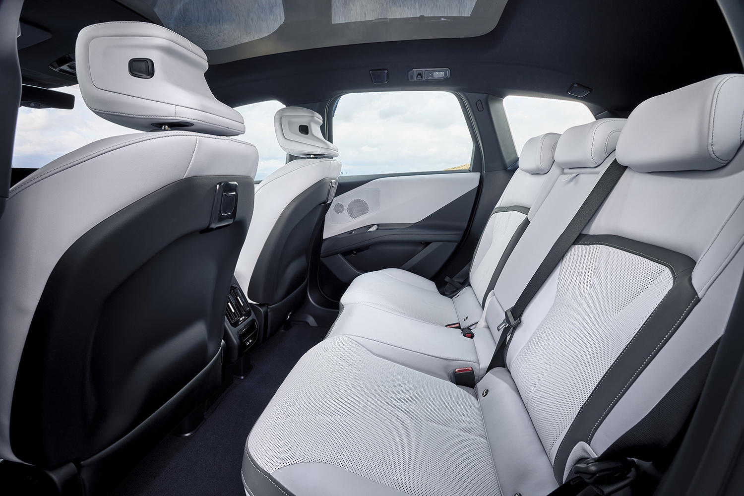 小さくなったキドニーグリルに賛否両論のBMW iXをデザインのプロが斬る 〜 画像48