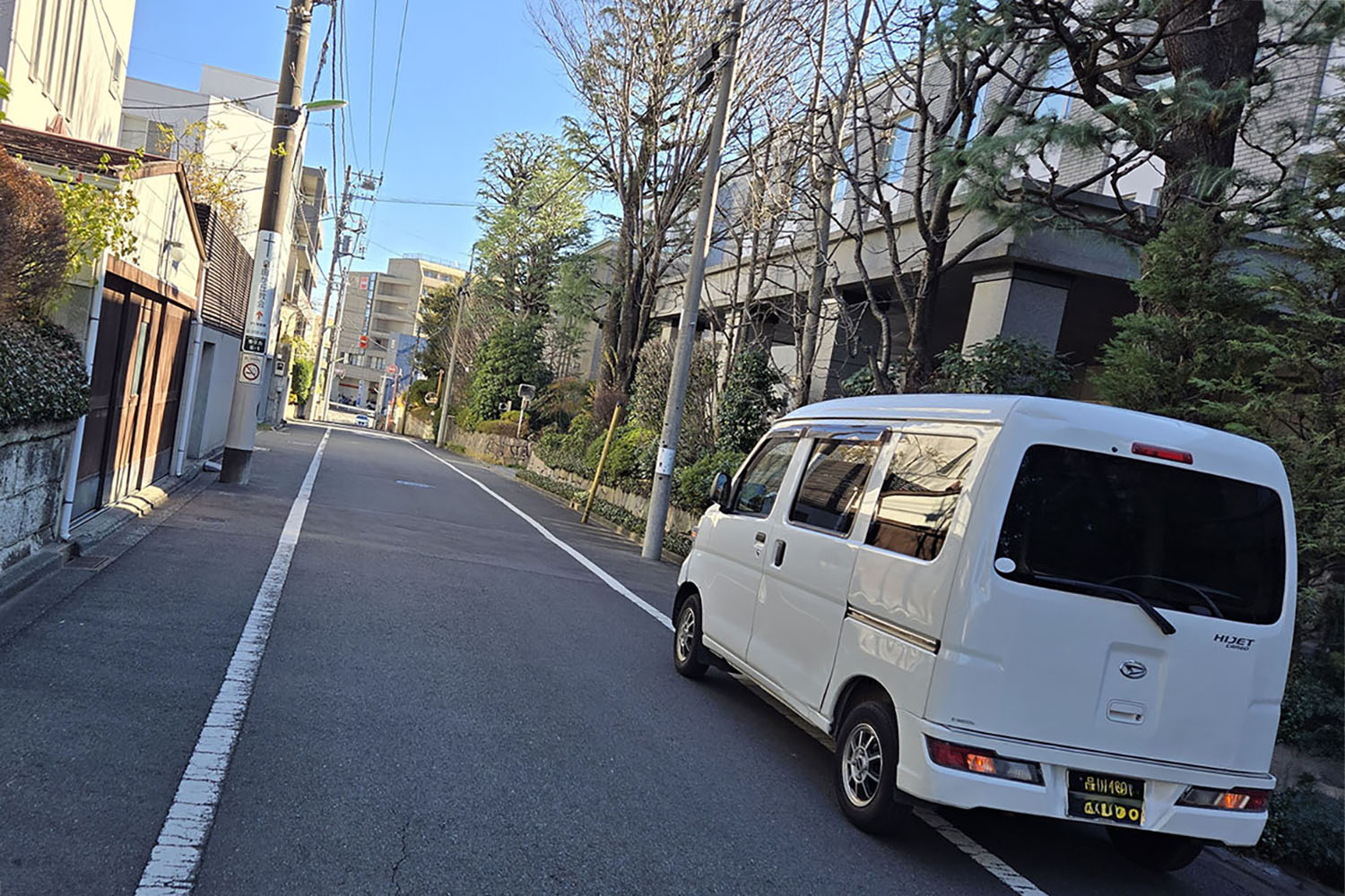 坂道駐車している日産クリッパーバン 〜 画像8