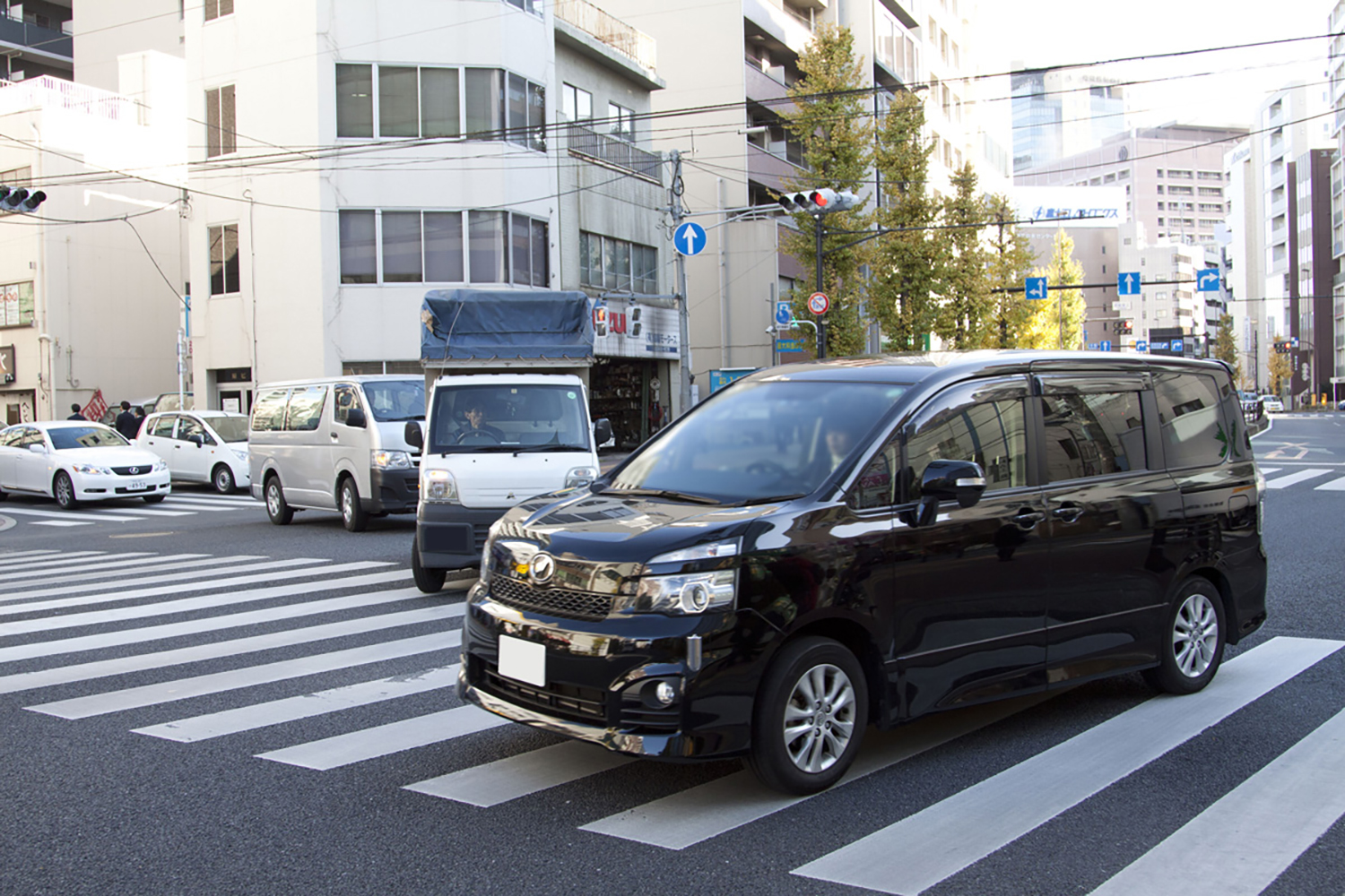 右折をするクルマ