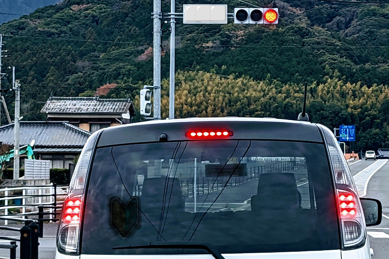 赤信号で痴者しているクルマ